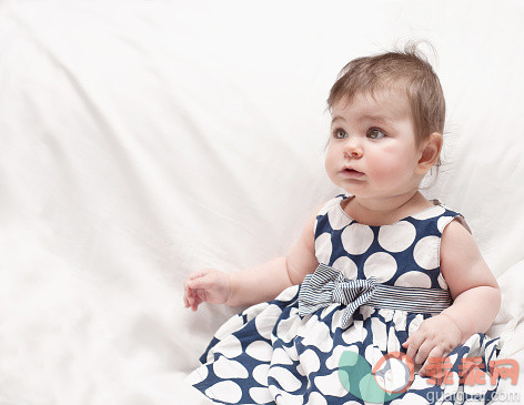 人,婴儿服装,连衣裙,影棚拍摄,金色头发_566584861_Baby girl with polka dot dress_创意图片_Getty Images China