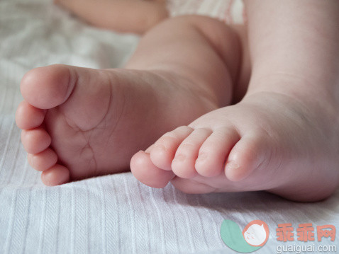 人,床,影棚拍摄,腰部以下,床上用品_492641375_Baby's feet, close-up_创意图片_Getty Images China