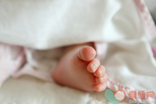 人,室内,腰部以下,四肢,腿_145166067_Baby foot, close-up_创意图片_Getty Images China