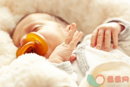 人,婴儿服装,室内,白人,睡觉_168540915_Baby hands_创意图片_Getty Images China