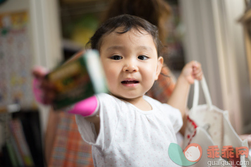 人,婴儿服装,12到17个月,室内,褐色眼睛_477929989_Study hall_创意图片_Getty Images China