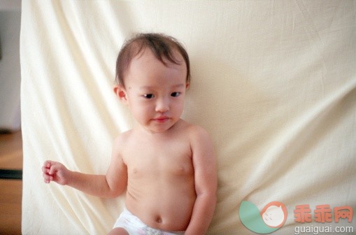 人,床,12到17个月,室内,棕色头发_477546949_portrait of baby_创意图片_Getty Images China