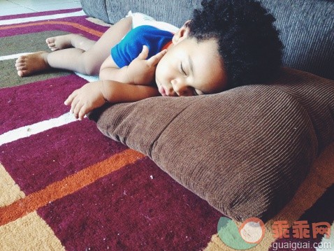 人,婴儿服装,软垫,室内,卷发_476539529_Child sleeping on cushion_创意图片_Getty Images China