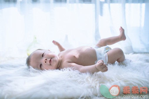 人,窗帘,尿布,室内,微笑_495742549_Portrait of baby_创意图片_Getty Images China