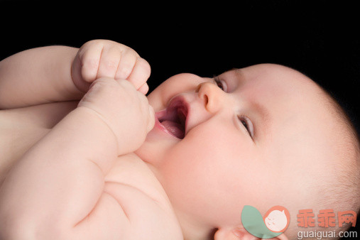 人,2到5个月,影棚拍摄,人的嘴,快乐_113189768_Laughing Caucasian baby_创意图片_Getty Images China