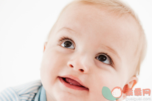 人,影棚拍摄,金色头发,微笑,部分_168611153_Close up of smiling baby_创意图片_Getty Images China