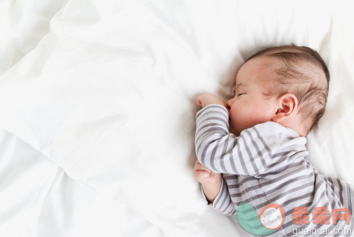 人,婴儿服装,影棚拍摄,睡觉,灰色_168611055_Baby sleeping on bed_创意图片_Getty Images China