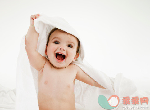 人,影棚拍摄,毛巾,笑,拿着_168611129_Smiling baby wrapped in towel_创意图片_Getty Images China