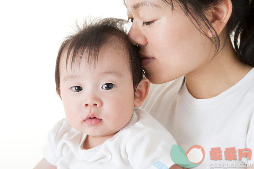 人,影棚拍摄,室内,35岁到39岁,拥抱_558970379_Mother kissing baby boy with eyes closed,_创意图片_Getty Images China