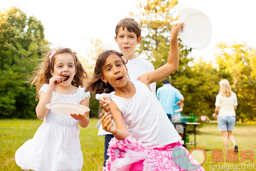 人,饮食,食品,生活方式,自然_471433275_Children Enjoying a Barbecue Outdoors._创意图片_Getty Images China