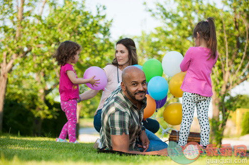 太阳,人,活动,气球,生活方式_478652030_Beautiful family at picnic playing with balloons_创意图片_Getty Images China