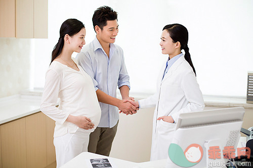 怀孕,握手,女医生,面对面,职业_3cc675ae5_孕妇的丈夫和医生握手_创意图片_Getty Images China