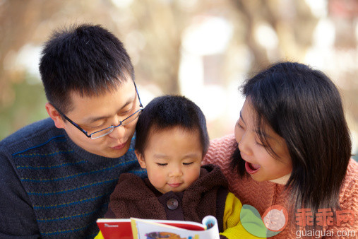 人,教育,户外,25岁到29岁,30岁到34岁_164962303_parents telling story with little boy_创意图片_Getty Images China