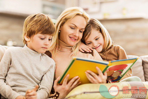 人,生活方式,室内,书,白人_516252405_Family reading a book._创意图片_Getty Images China