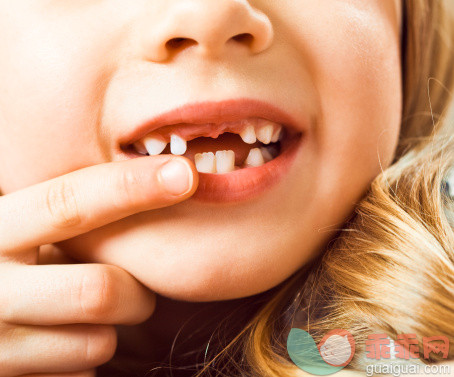 人,人的头部,人的脸部,人的鼻子,人的嘴_157645094_Little girl with missing front teeth_创意图片_Getty Images China