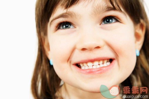 人,影棚拍摄,人的嘴,人的牙齿,快乐_78814605_Girl with Smiling with Her Baby Teeth_创意图片_Getty Images China