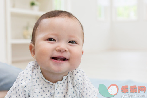 人,休闲装,婴儿服装,室内,住宅房间_511587887_Smiling Baby Girl_创意图片_Getty Images China