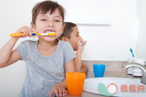 橙色,人,休闲装,牙刷,牙膏_157647532_Kids brushing teeth_创意图片_Getty Images China