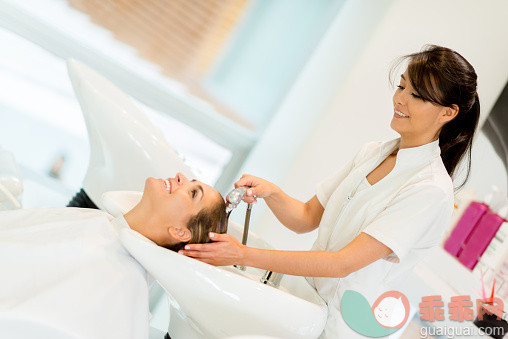 快乐,满意,发型,微笑,美发师_472190381_Woman at the hair salon_创意图片_Getty Images China