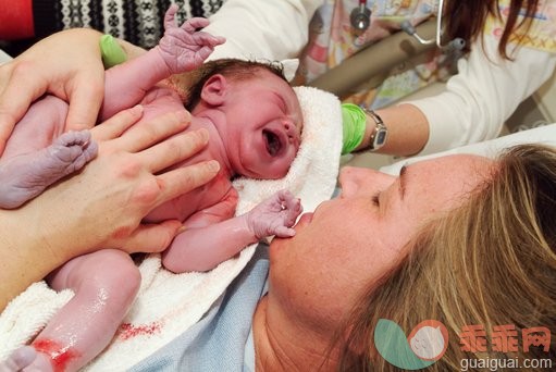 医疗流程,分娩,人生大事,摄影,父母_200122599-001_Nurse handing mother newborn baby girl (0-3 months) in hospital_创意图片_Getty Images China