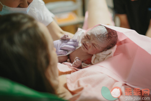 人,床,分娩,裸体,父母_513372949_Natural birth moment in maternity hospital_创意图片_Getty Images China