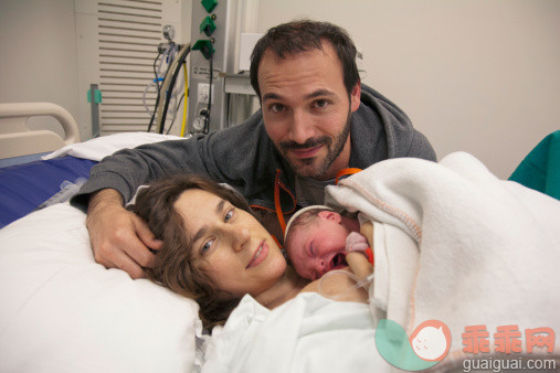 人,室内,30岁到34岁,35岁到39岁,分娩_510750257_Family right after giving birth_创意图片_Getty Images China