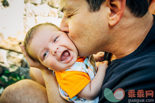 人,生活方式,2到5个月,四分之三身长,户外_533768059_Caucasian father kissing baby boy outdoors_创意图片_Getty Images China
