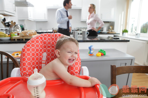 厨房,人,正装,椅子,沟通_138643649_parents arguing while baby crys_创意图片_Getty Images China