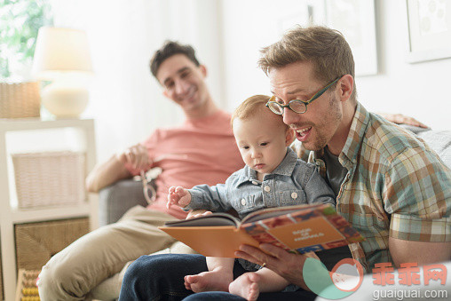 人,休闲装,住宅内部,沙发,教育_565975097_Caucasian gay fathers reading to baby in living room_创意图片_Getty Images China