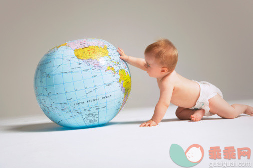 人,玩具,教育,文字,影棚拍摄_77746382_Baby Examining Inflatable Globe_创意图片_Getty Images China