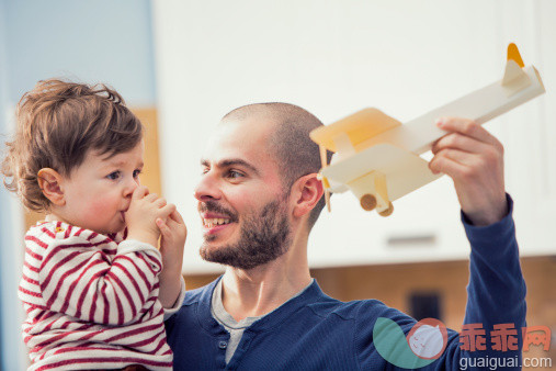 人,婴儿服装,玩具,教育,12到17个月_488610311_Young father with his baby_创意图片_Getty Images China