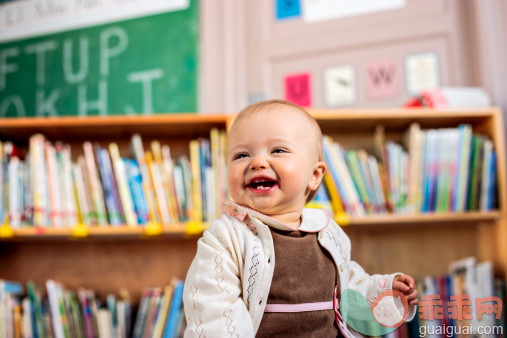 人,婴儿服装,教育,室内,金色头发_498534811_Toddler sitting in a classroom_创意图片_Getty Images China