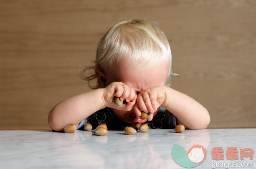 饮食,视角,构图,图像,摄影_200512178-001_Baby boy (18-21 months), holding nuts, crying_创意图片_Getty Images China