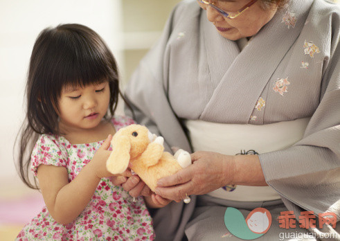 Bottom,人,衣服,事件,沟通_122646856_Grandmother and granddaughter holding a stuffed toy_创意图片_Getty Images China