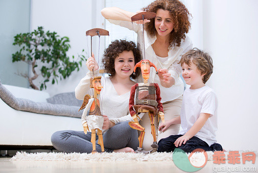 人,休闲装,住宅内部,沙发,玩具_528843439_Family playing with wooden puppets on rug in living room_创意图片_Getty Images China