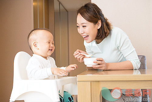 东亚人,室内,人,生活方式,家庭生活_934600345_Young mother feeding baby boy_创意图片_Getty Images China