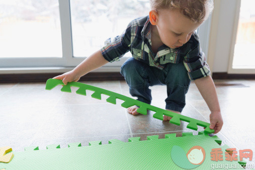 人,休闲装,婴儿服装,住宅内部,玩具_170410406_Little boy playing with foam mat at home_创意图片_Getty Images China