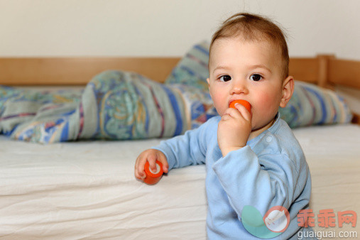 进行中,平坦的,人,婴儿服装,住宅内部_509108641_Portrait of baby boy at home_创意图片_Getty Images China