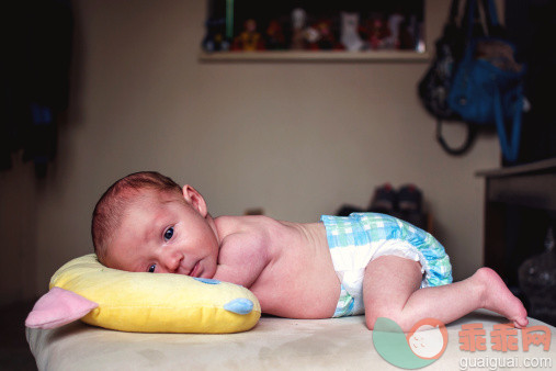 人,尿布,室内,褐色眼睛,白人_485161863_Baby Girl_创意图片_Getty Images China