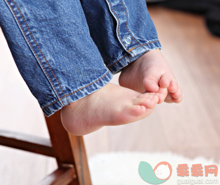 人,休闲装,牛仔裤,室内,腰部以下_484994741_Toddler Toes And Blue Jeans_创意图片_Getty Images China