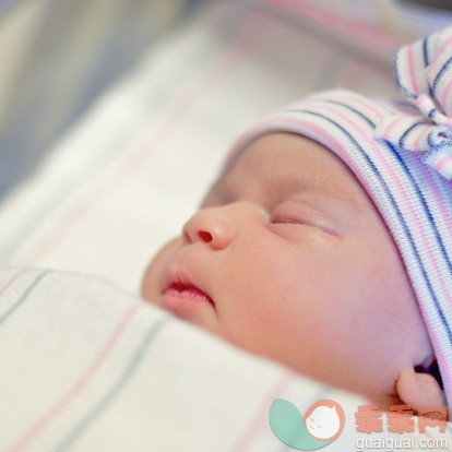 人,婴儿服装,室内,可爱的,闭着眼睛_168076851_Newborn_创意图片_Getty Images China