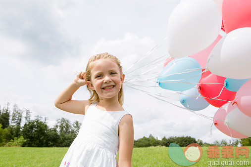 人,气球,自然,户外,田园风光_525389961_Girl holding a bunch of balloons_创意图片_Getty Images China