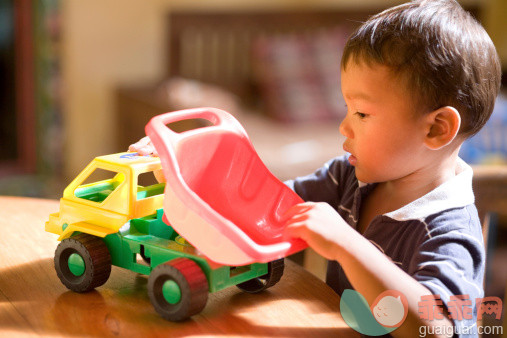 人,玩具,生活方式,室内,白人_168492972_Child playing with toy car_创意图片_Getty Images China