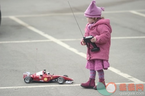 人,玩具,户外,白人,停车场_128898635_-_创意图片_Getty Images China