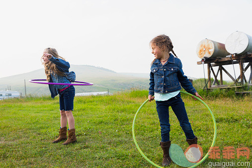 表,人,生活方式,自然,户外_518338231_Girls playing with plastic hoops in rural field_创意图片_Getty Images China