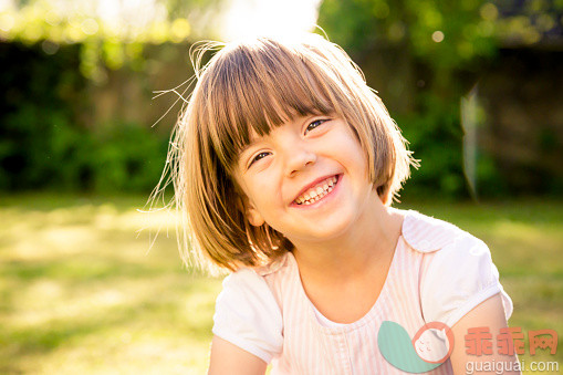 人,休闲装,连衣裙,自然,户外_564948235_Portrait of smiling little girl in a garden_创意图片_Getty Images China