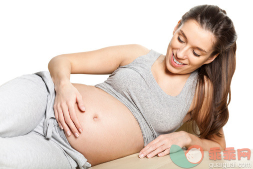 人,休闲装,沙发,生活方式,室内_168623862_Young pregnant female smiling_创意图片_Getty Images China