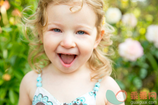 人,自然,户外,人的嘴,快乐_476804599_Caucasian girl smiling outdoors_创意图片_Getty Images China