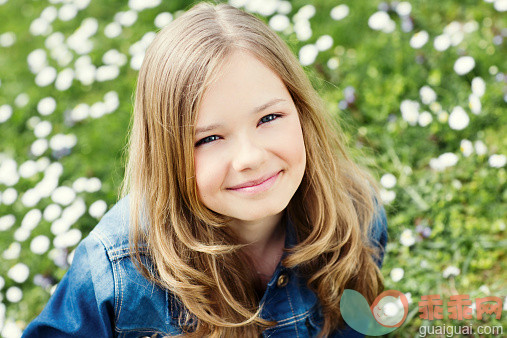 人,户外,头发,满意,长发_522935639_Portrait of smiling girl on flower meadow_创意图片_Getty Images China