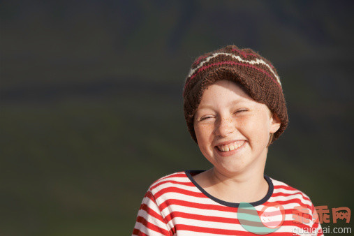 人,户外,快乐,白人,微笑_152885476_Smiling girl wearing knitted cap_创意图片_Getty Images China